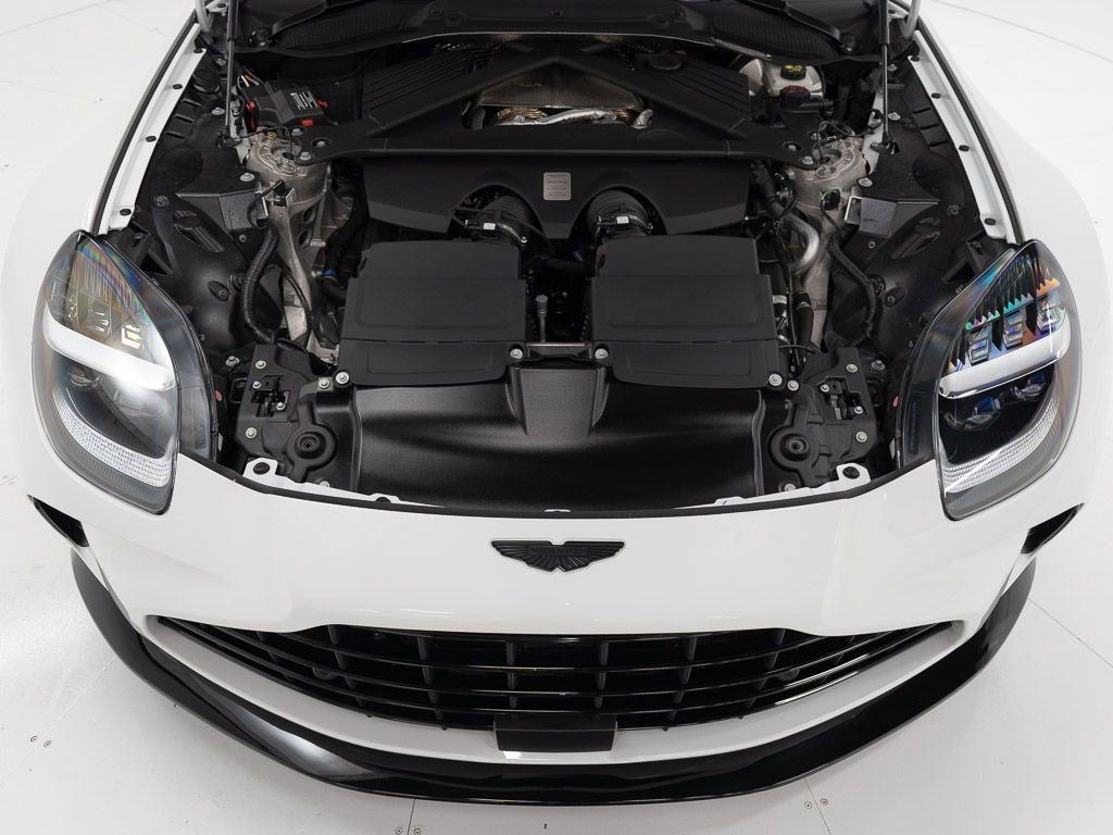 Used 2025 Aston Martin V8 Vantage Coupe image 38