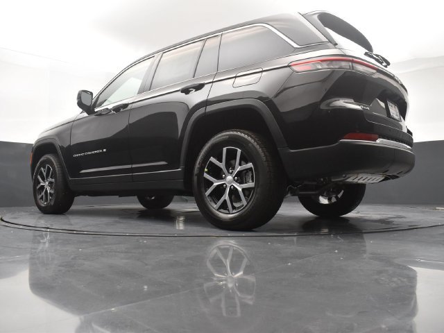 Used 2025 Jeep Grand Cherokee Limited w/ Trailer Tow Package AWD/4WD image 21