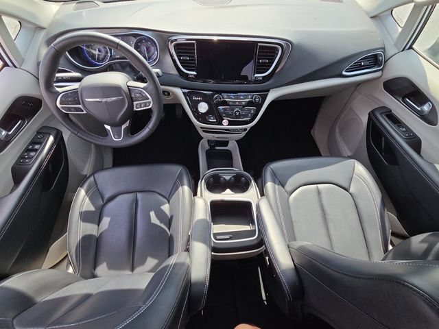 Used 2023 Chrysler Pacifica Touring-L FWD image 13