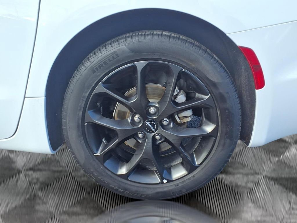 Certified 2025 Chrysler Pacifica Limited image 21