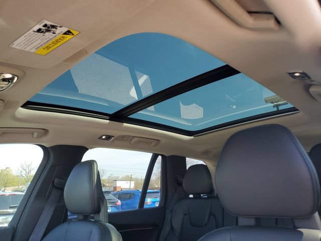 Used 2018 Volvo XC90 T5 Momentum w/ Convenience Package FWD image 7