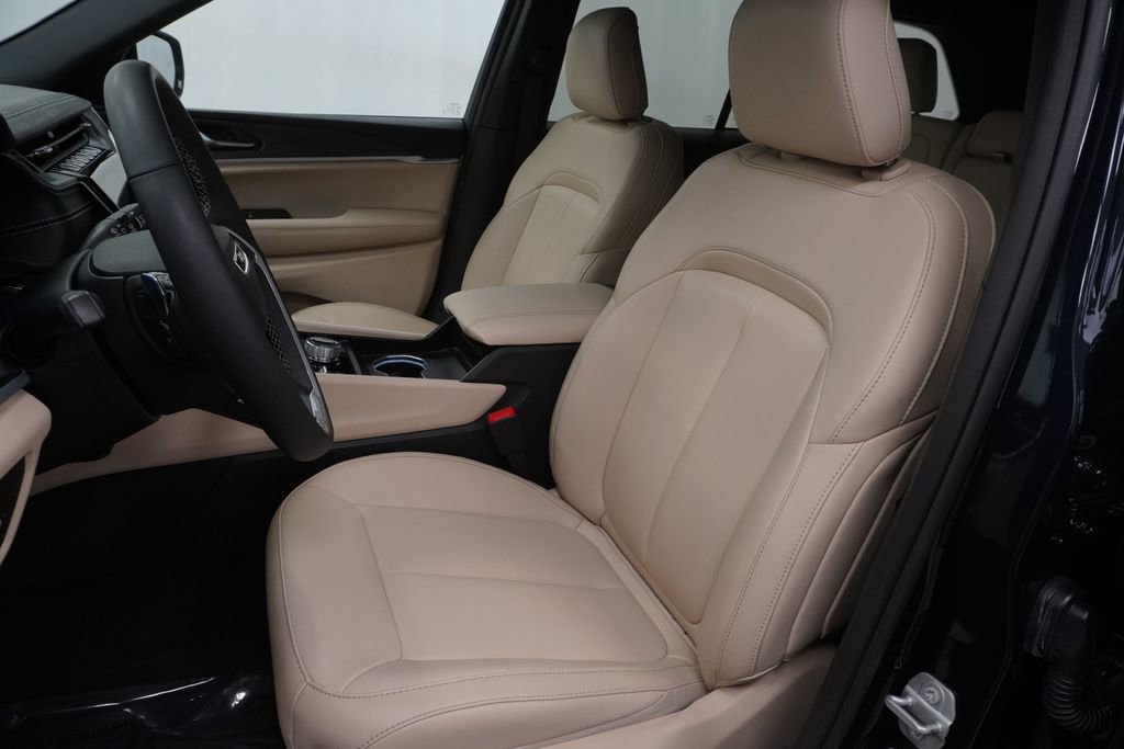 Certified 2024 Jeep Grand Cherokee Limited w/ Black Appearance Package image 16