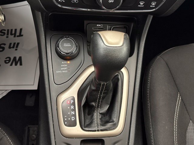 Used 2015 Jeep Cherokee Latitude w/ Cold Weather Group AWD/4WD image 25