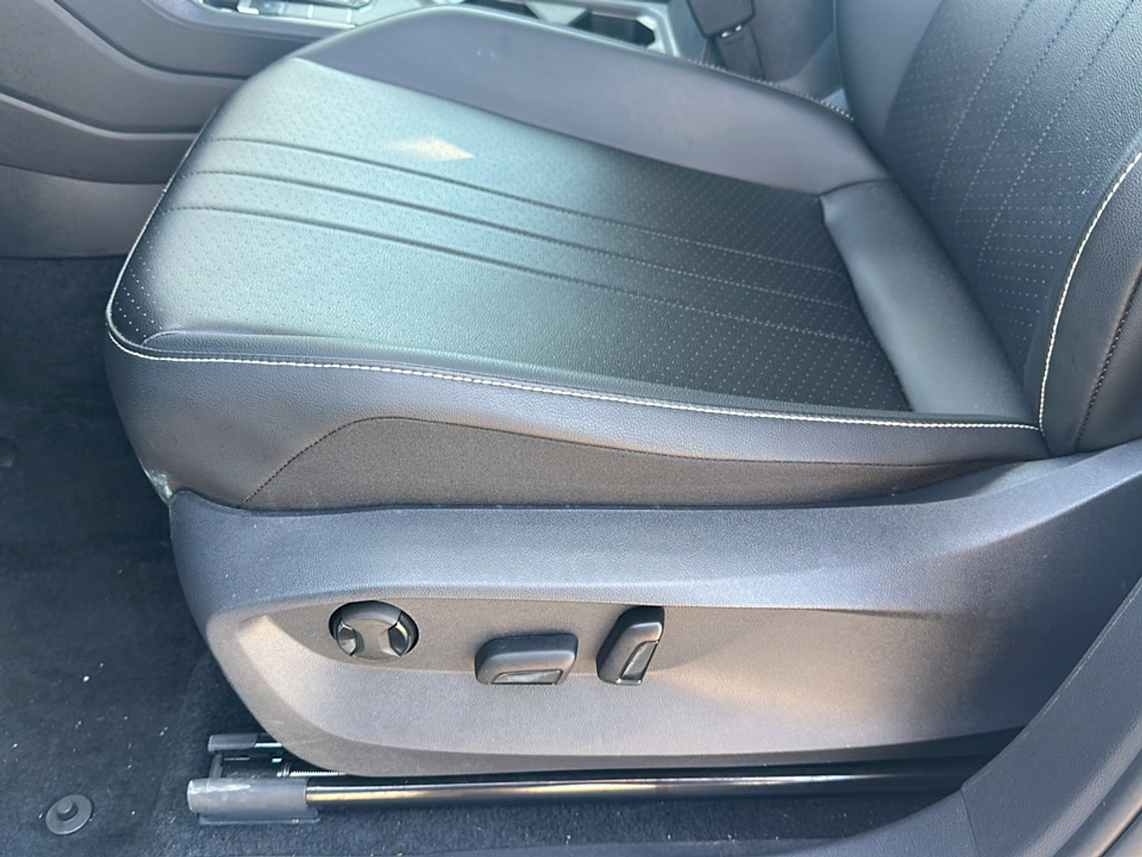 Used 2024 Volkswagen Tiguan SE w/ Panoramic Sunroof Package image 15