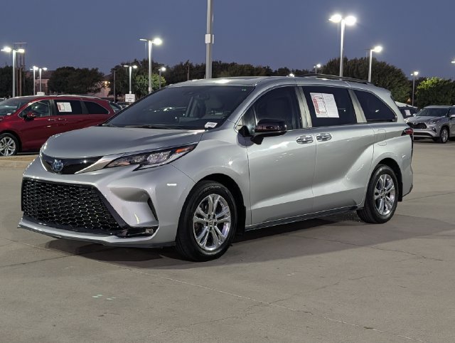 Used 2023 Toyota Sienna XSE w/ XSE Plus Package AWD/4WD image 9