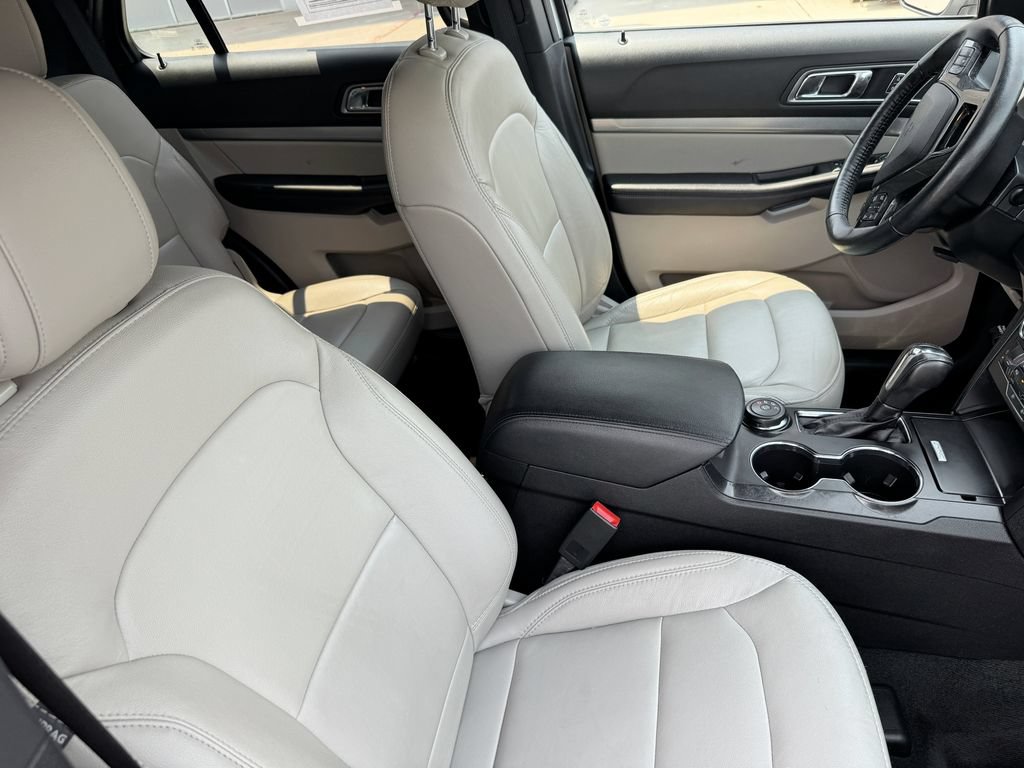 Used 2018 Ford Explorer XLT w/ Equipment Group 202A AWD/4WD image 30