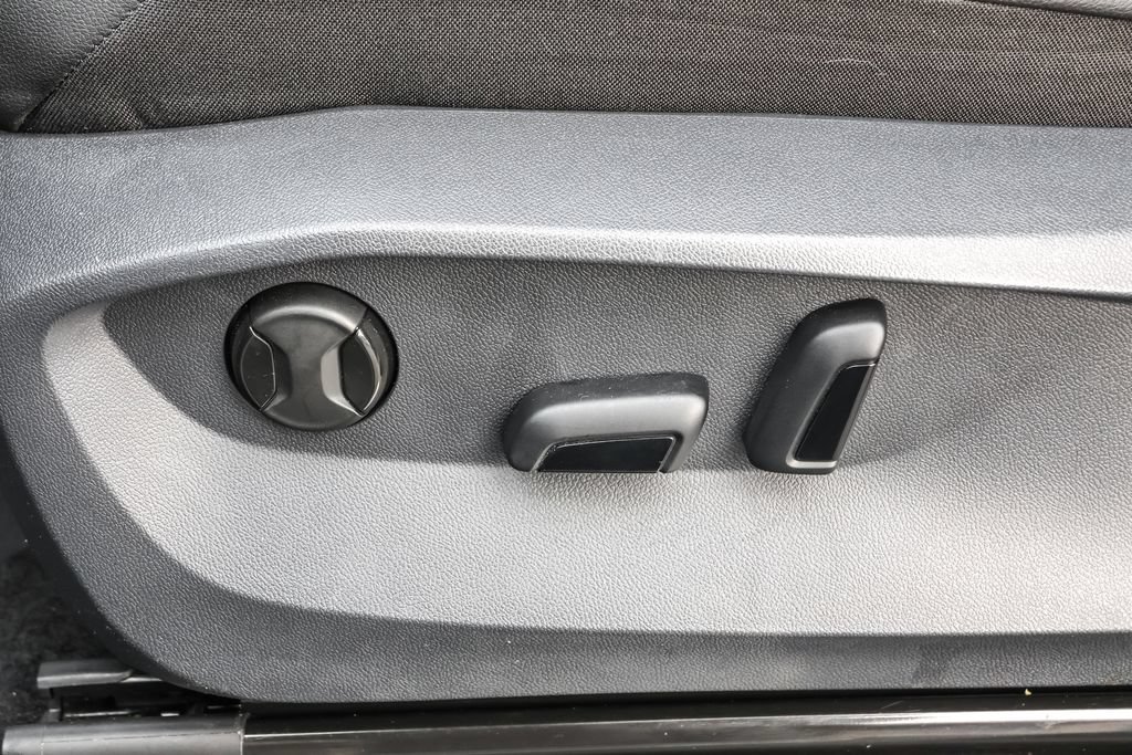 Used 2023 Volkswagen Tiguan SE R-Line FWD image 9