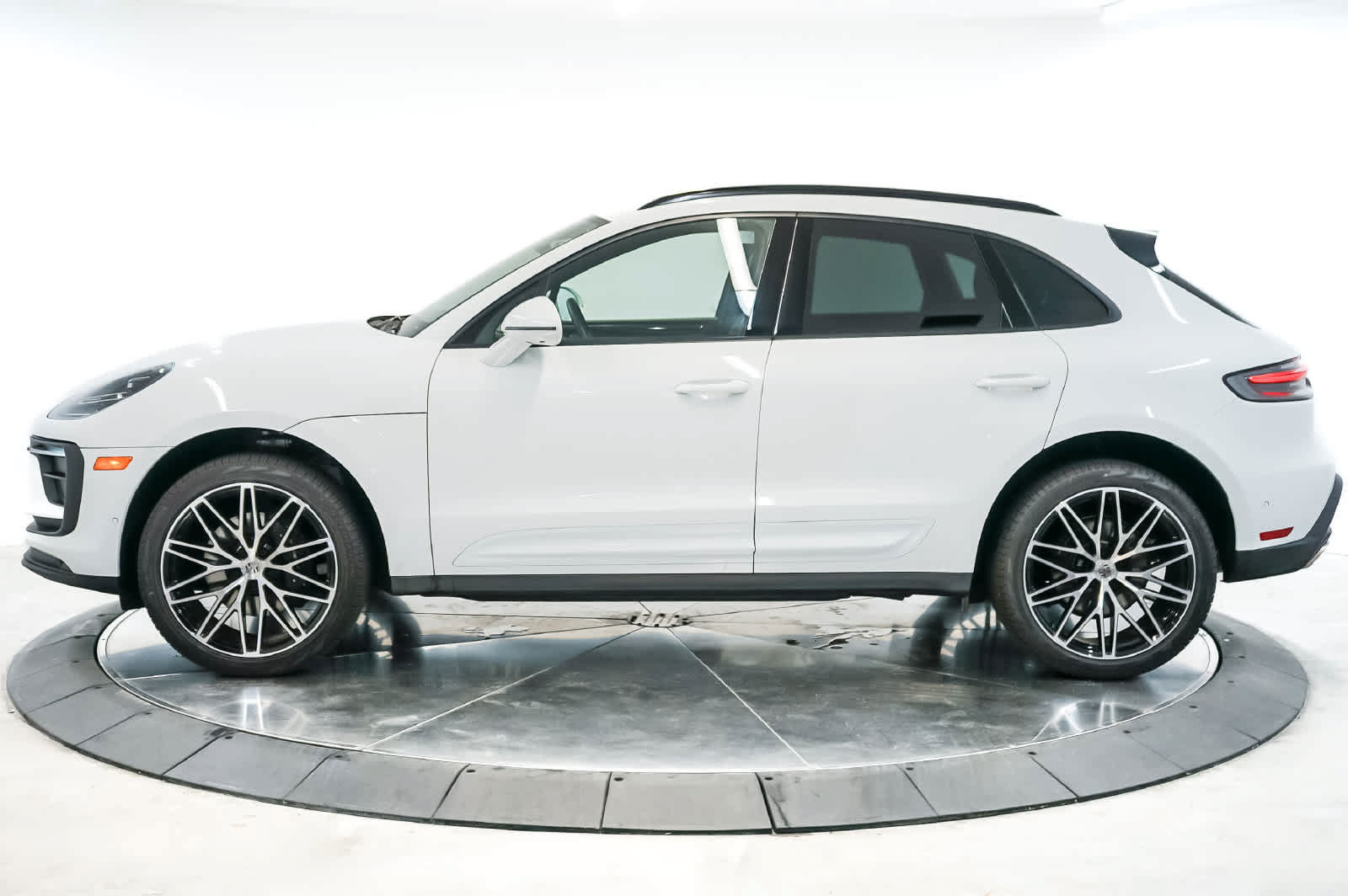 Certified 2026 Porsche Macan AWD/4WD image 2