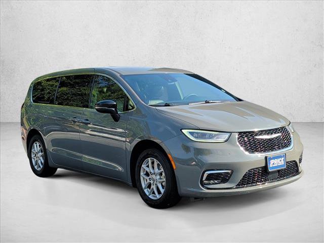 Used 2025 Chrysler Pacifica Select FWD image 3