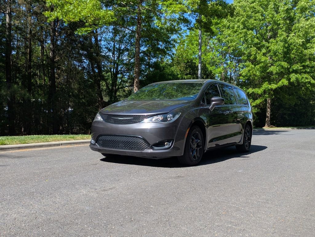 Used 2017 Chrysler Pacifica Touring-L w/ 13 Speaker Alpine Sound Group FWD image 4