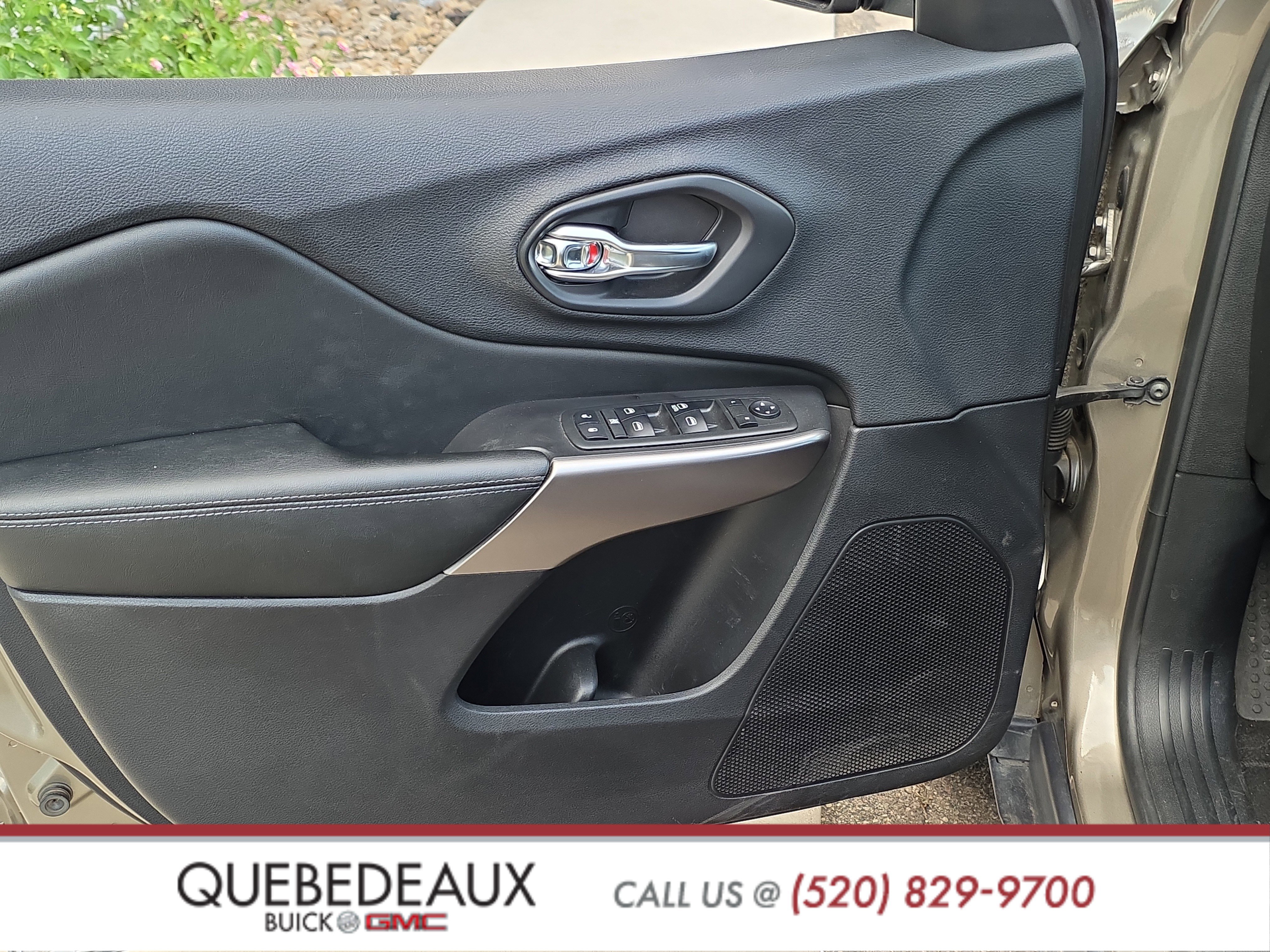 Used 2019 Jeep Cherokee Latitude w/ Popular Appearance Group image 9