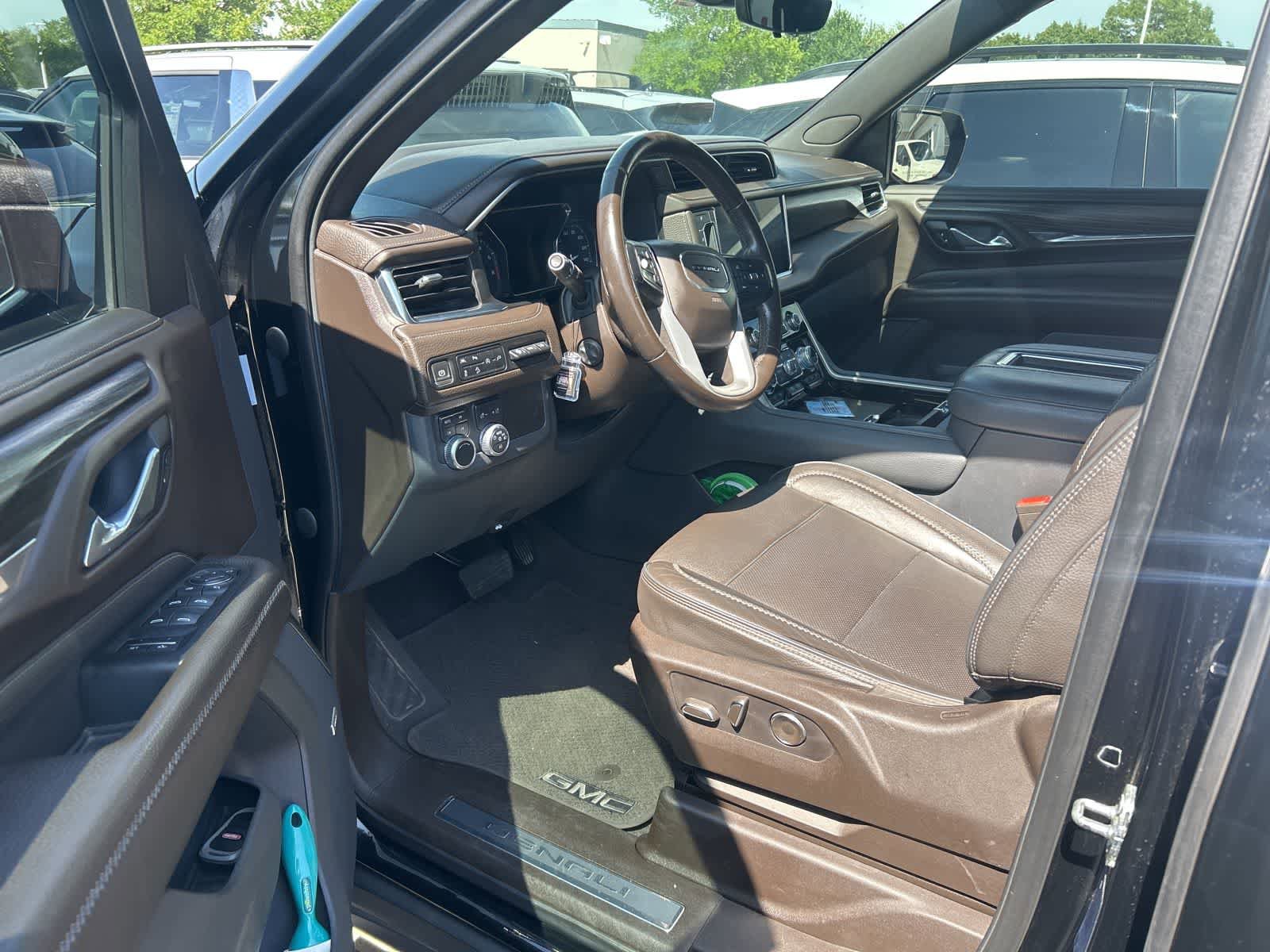 Used 2021 GMC Yukon Denali w/ Denali Premium Package AWD/4WD image 14