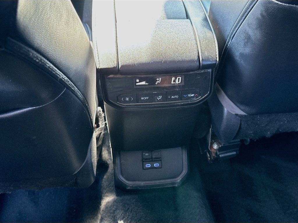 Used 2022 Toyota Highlander XLE AWD/4WD image 28