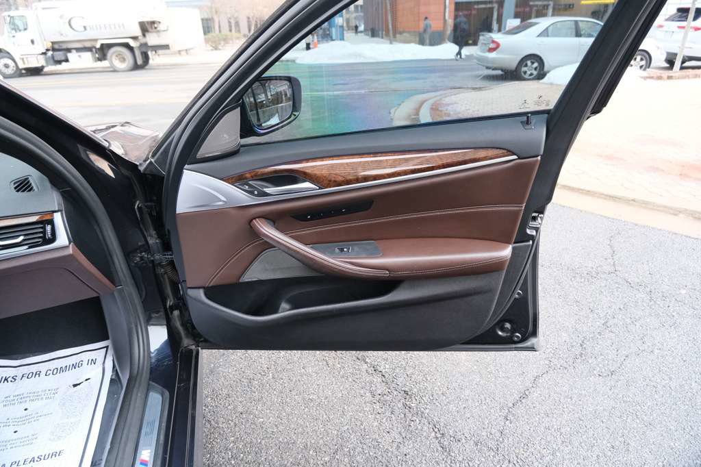Used 2019 BMW 540i xDrive w/ M Sport Package image 36