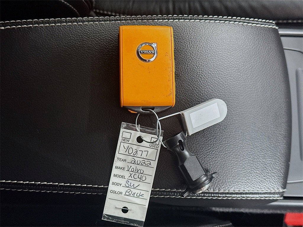 Used 2022 Volvo XC40 T4 Momentum image 34