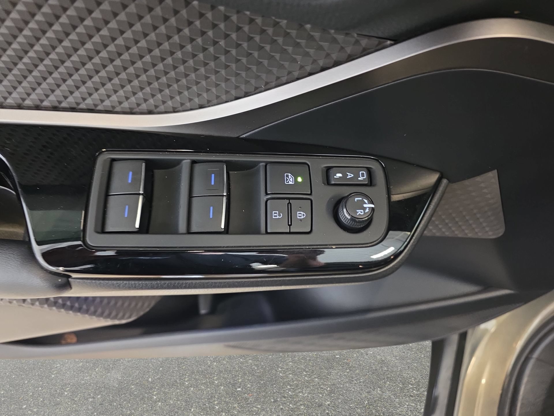 Used 2021 Toyota C-HR Limited FWD image 26