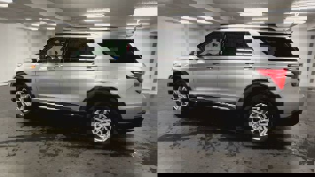 Used 2022 Ford Explorer XLT w/ Equipment Group 202A image 6