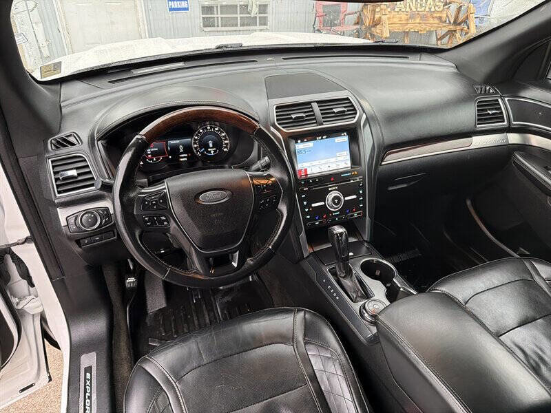 Used 2017 Ford Explorer Platinum image 11