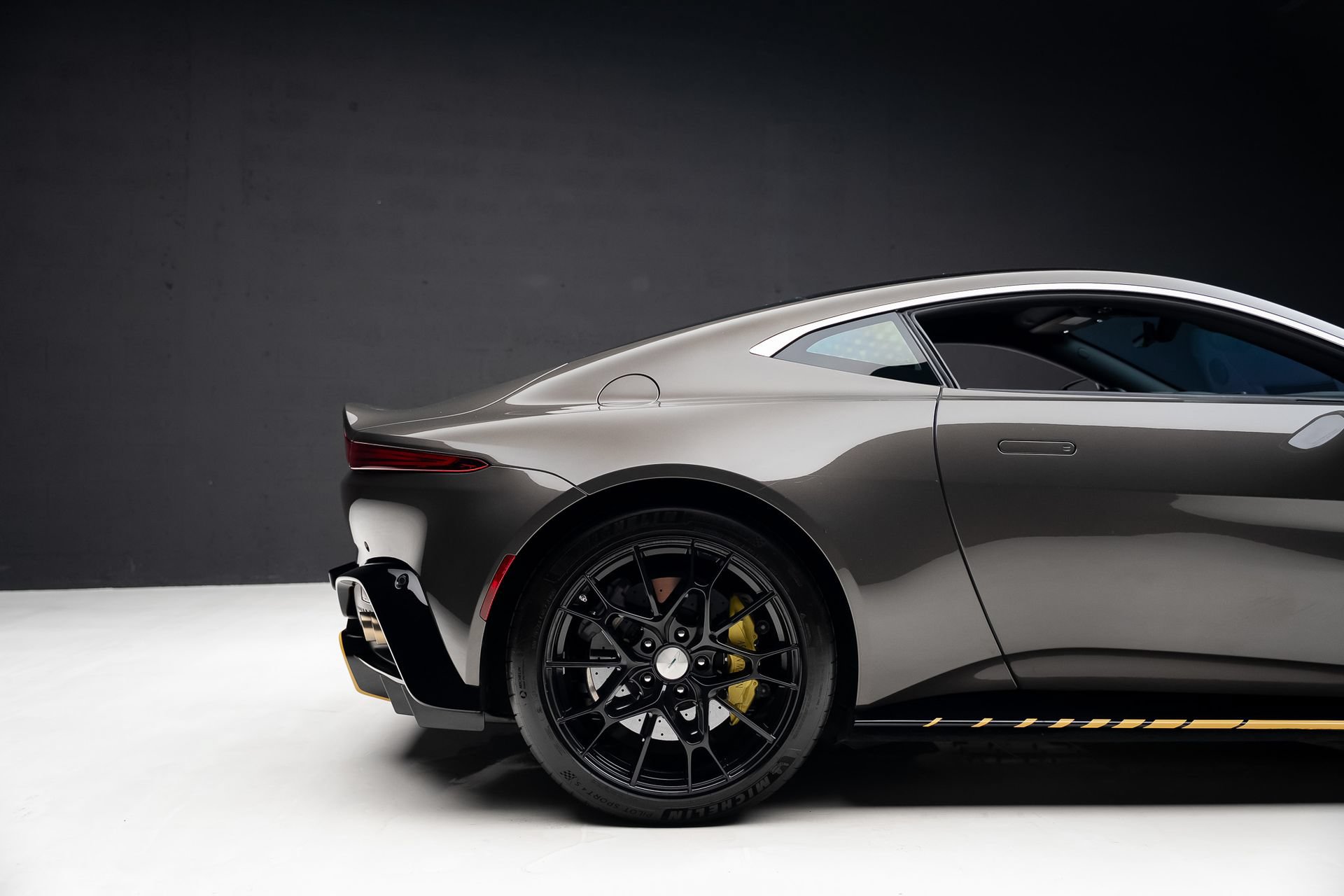 Used 2022 Aston Martin V8 Vantage Coupe RWD image 44
