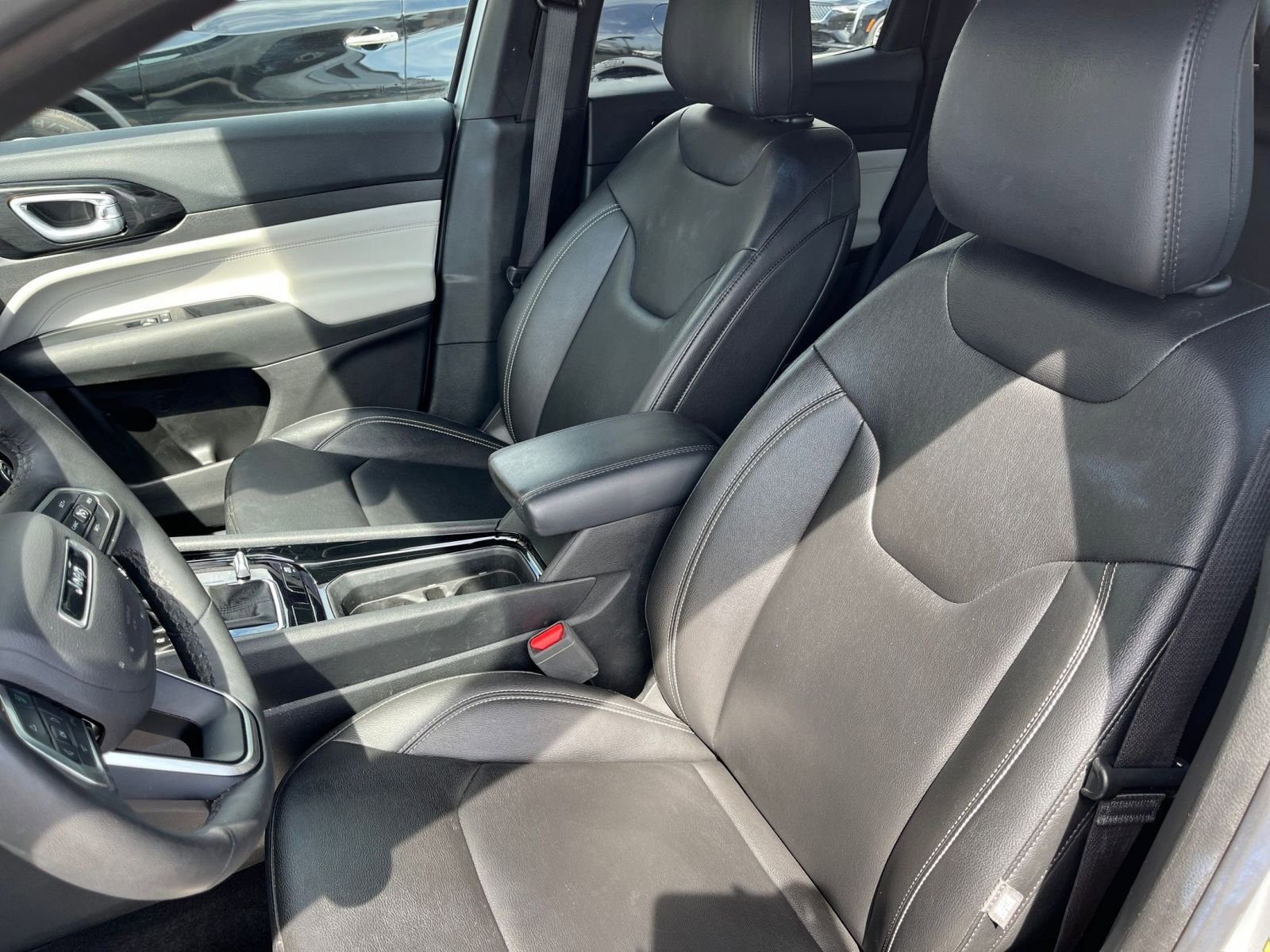 Used 2025 Jeep Compass Limited image 35
