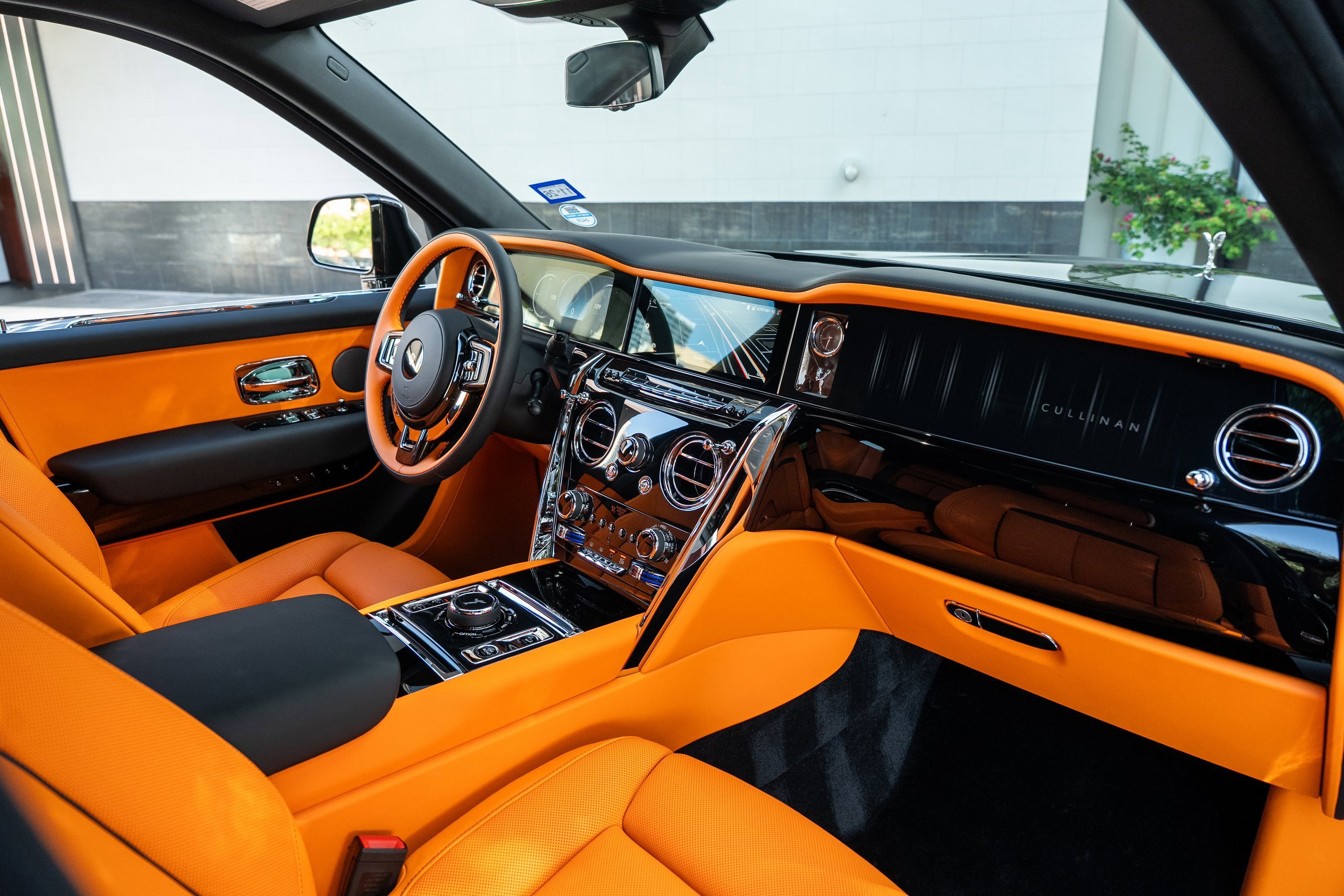 Used 2025 Rolls-Royce Cullinan image 2