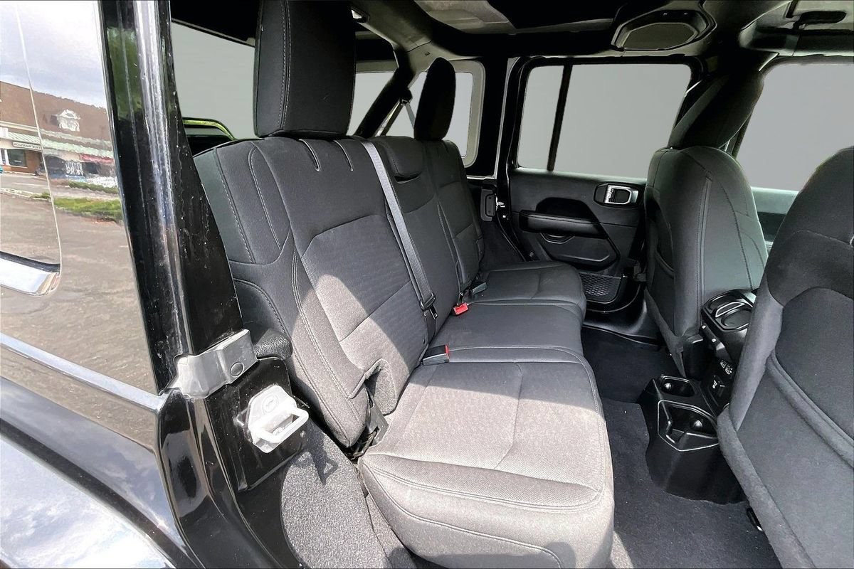Used 2018 Jeep Wrangler Unlimited Sahara AWD/4WD image 14