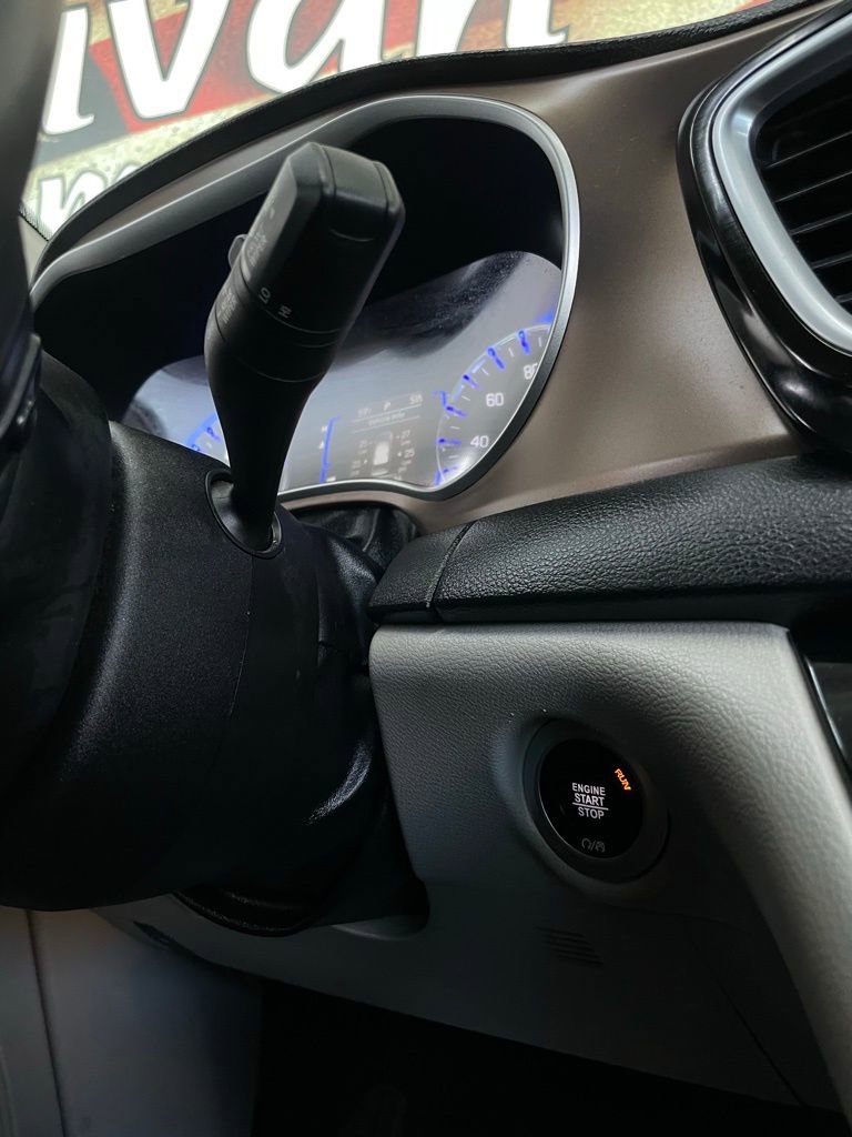 Used 2022 Chrysler Voyager LX image 22