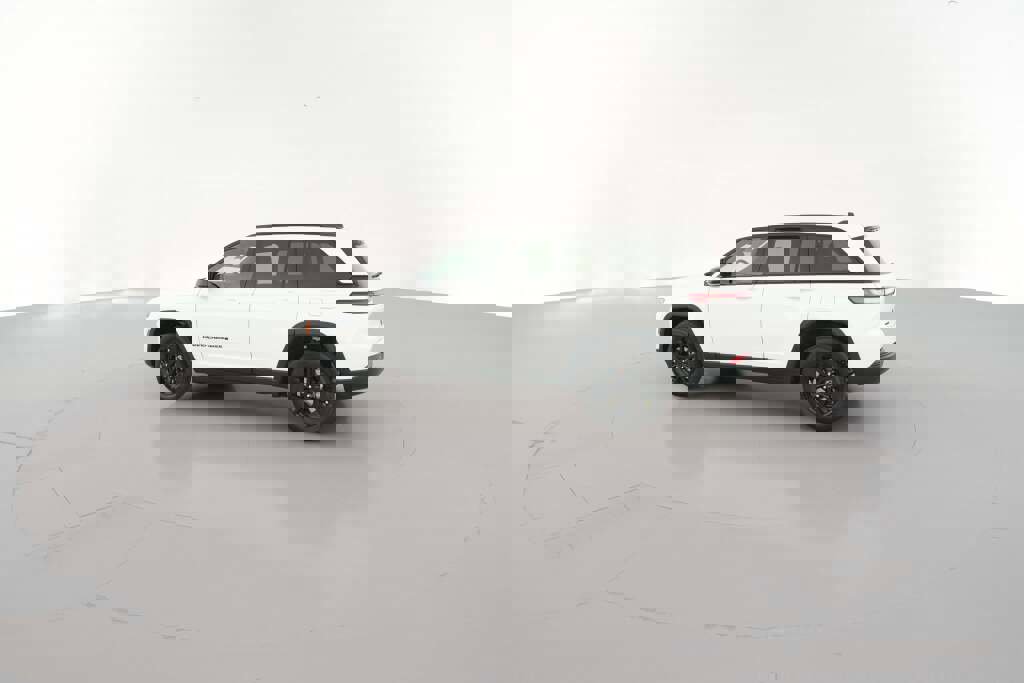 New 2025 Jeep Grand Cherokee Altitude image 7