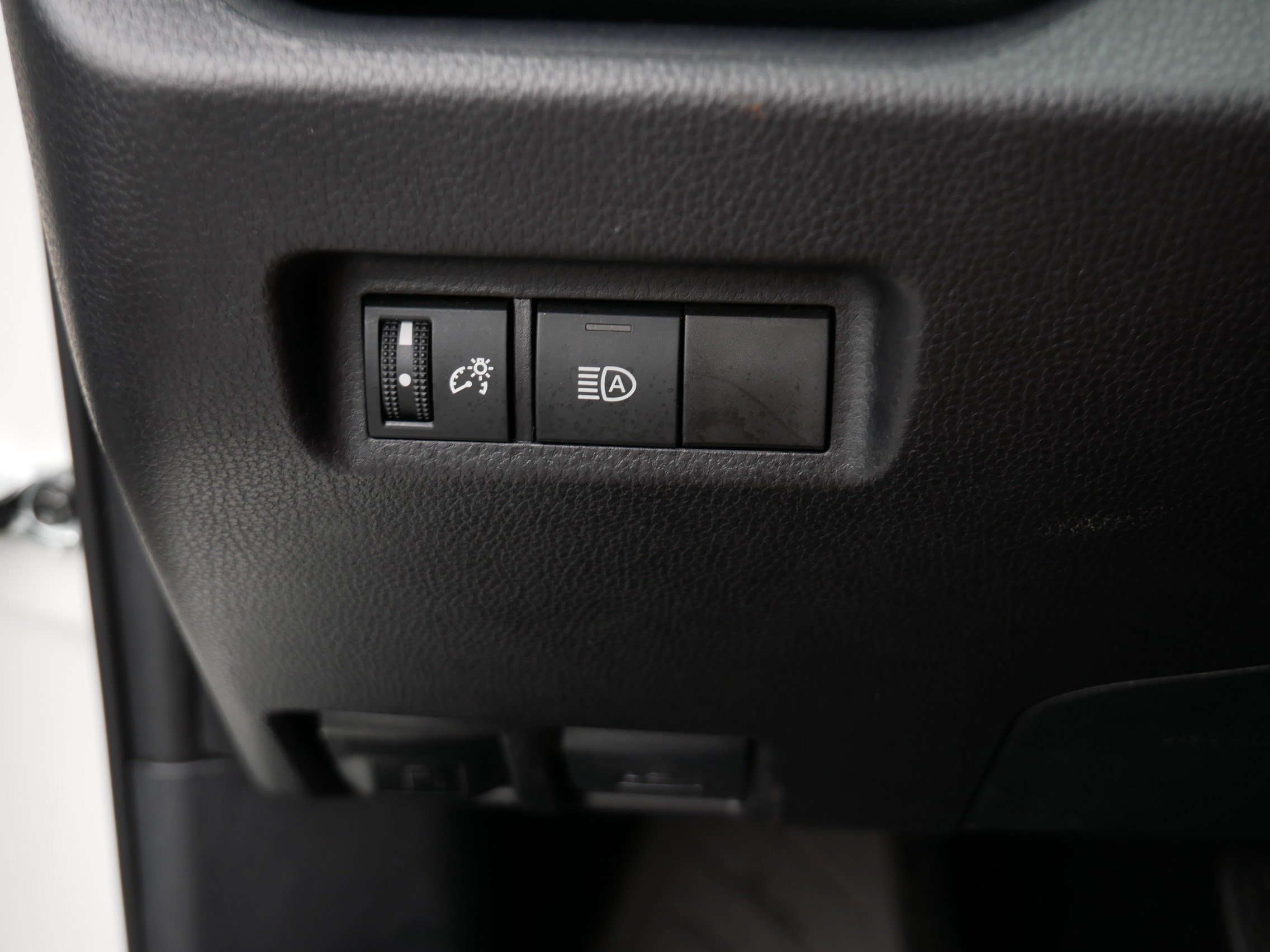 Certified 2025 Toyota RAV4 LE AWD/4WD image 27