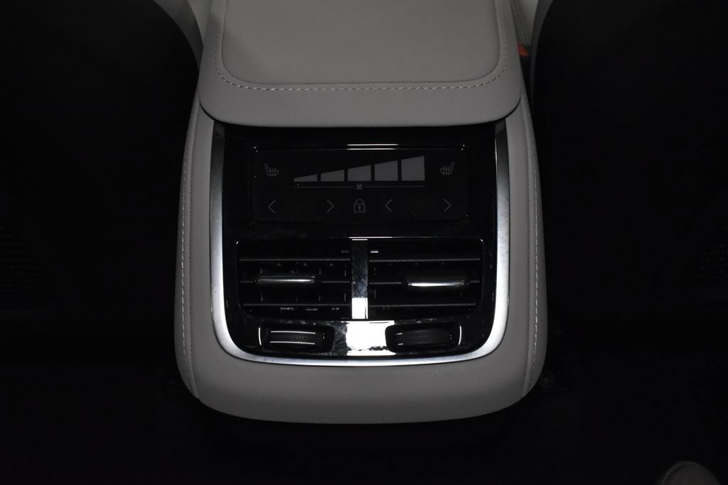 Used 2026 Volvo XC90 B6 Ultra w/ Lounge Package AWD/4WD image 37