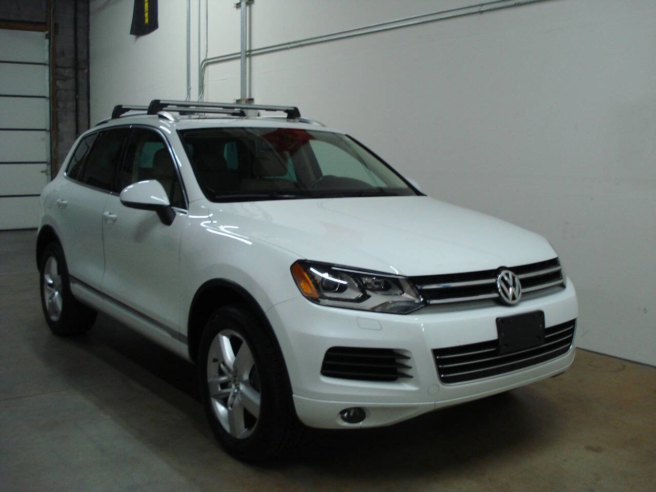 Used 2013 Volkswagen Touareg Sport image 6