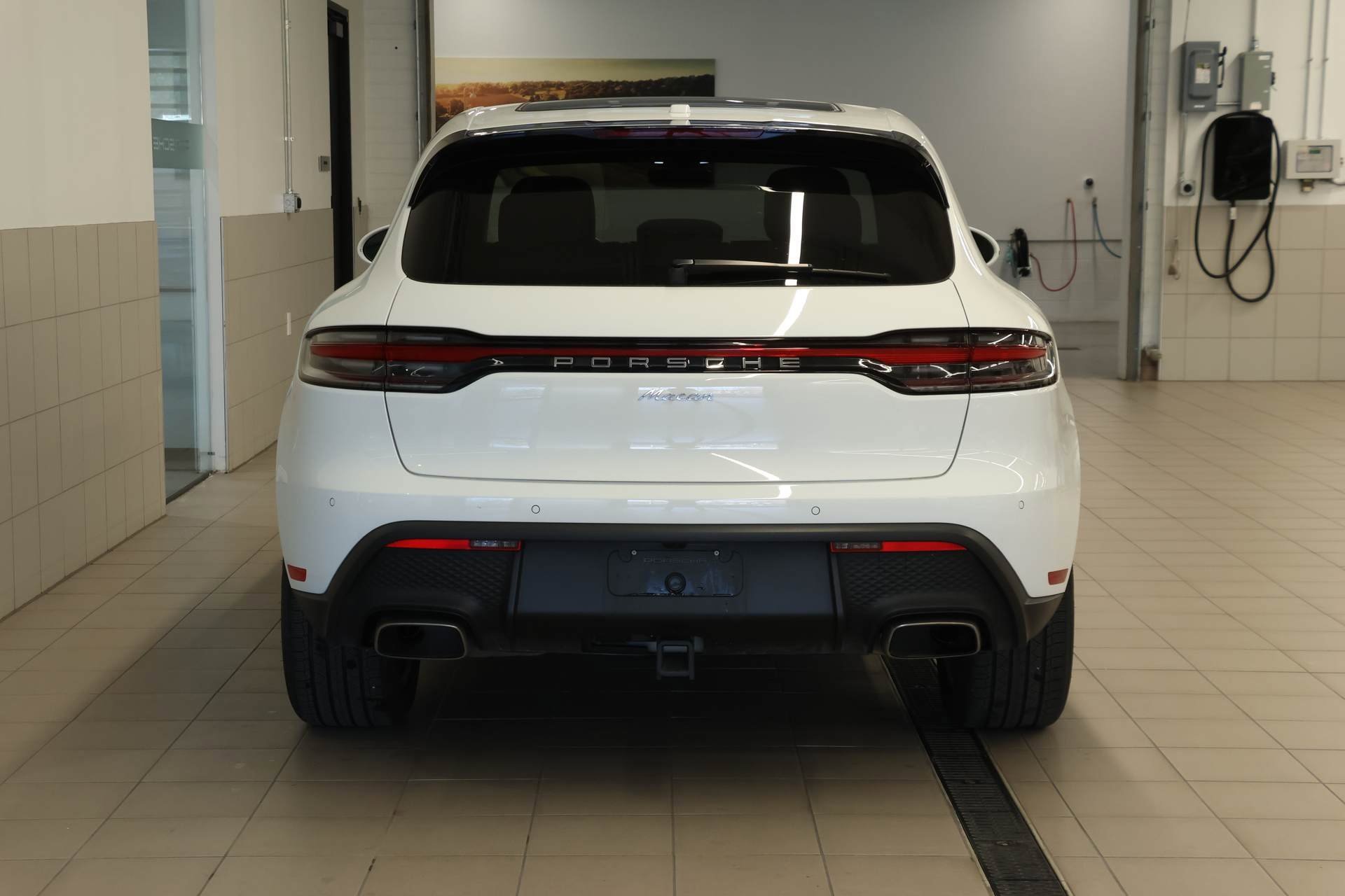 Certified 2024 Porsche Macan image 9