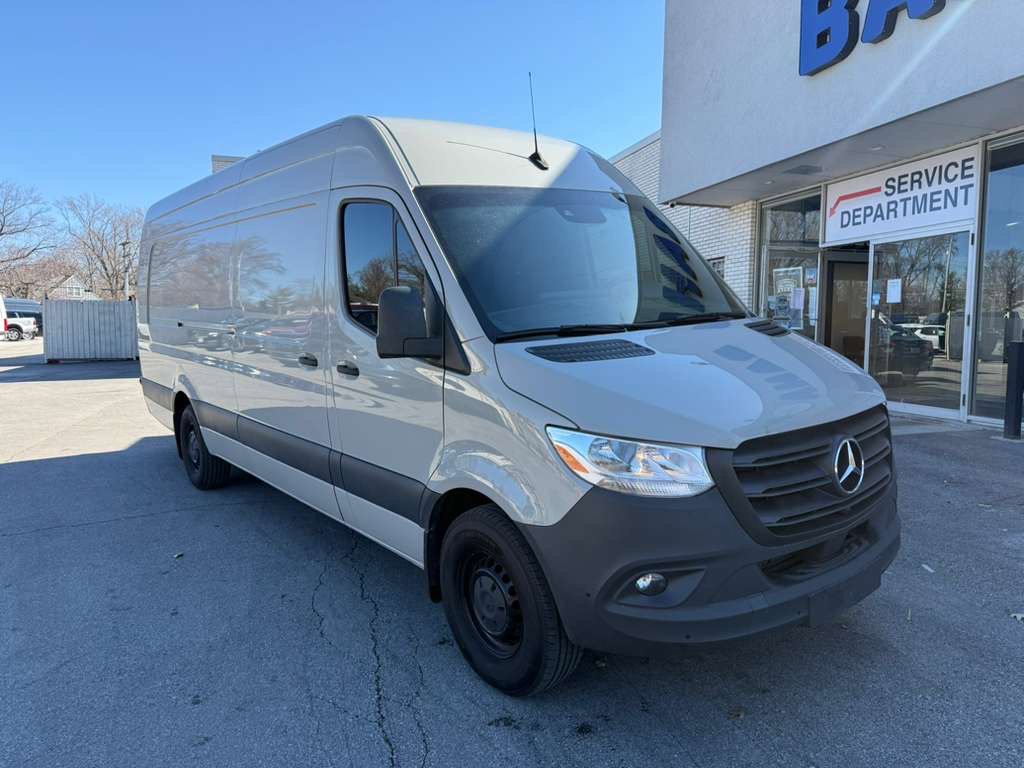 Used 2023 Mercedes-Benz Sprinter 2500 image 4