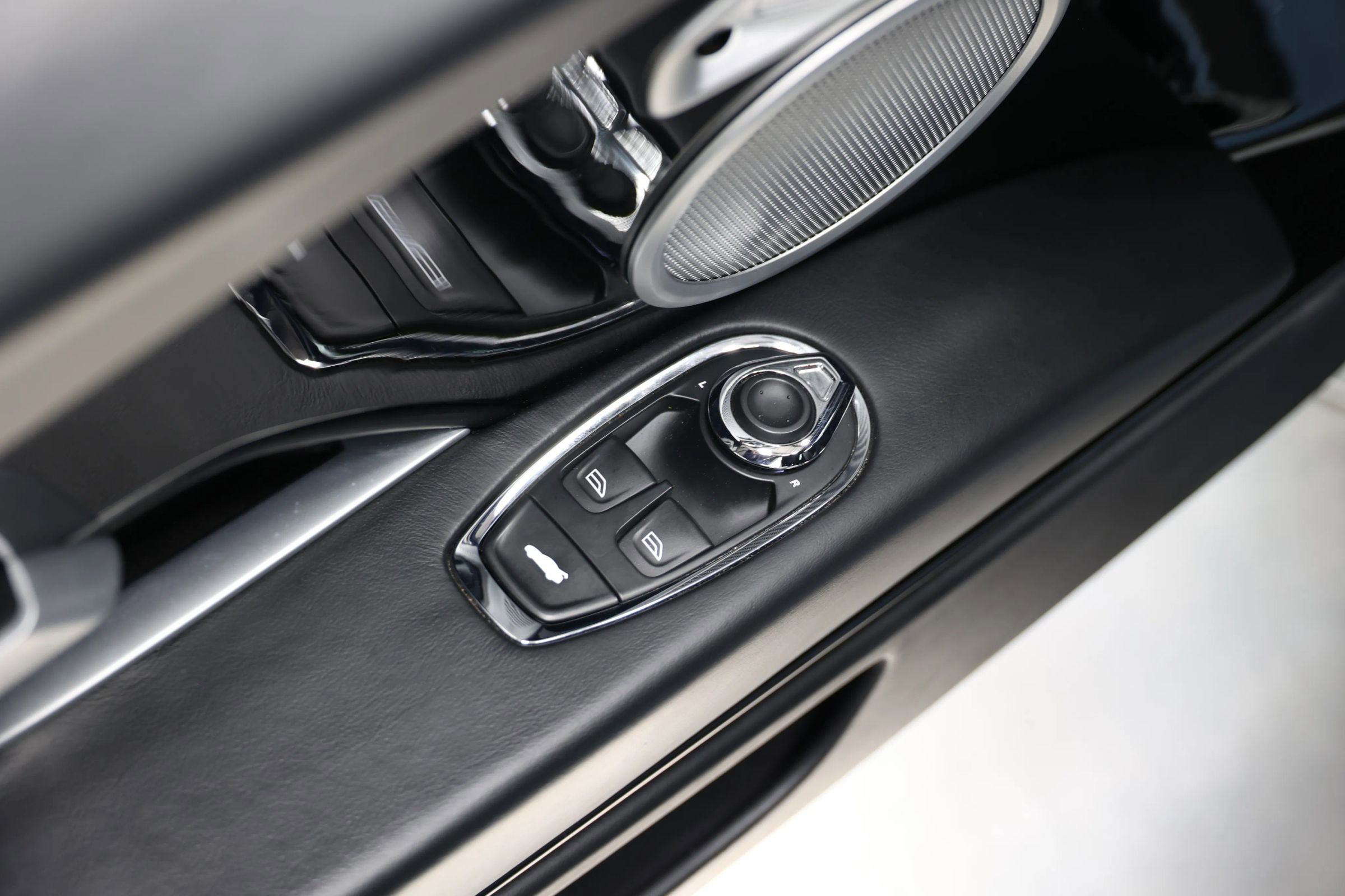 Used 2018 Aston Martin DB11 V12 image 15