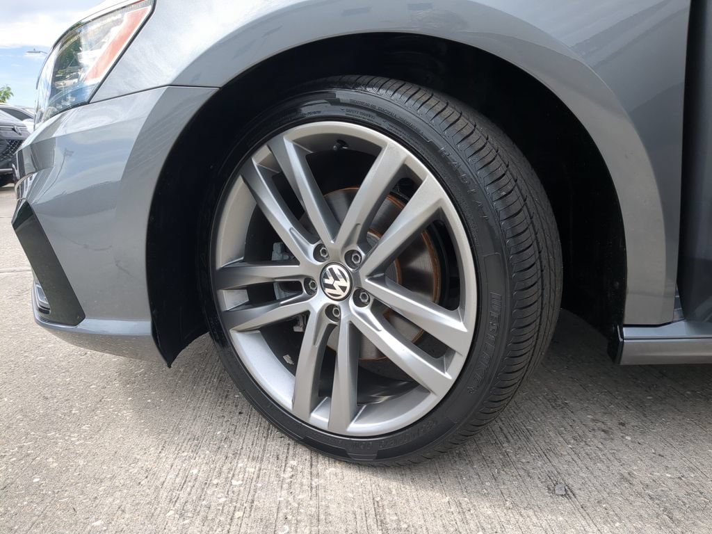 Used 2018 Volkswagen Passat 2.0T R-Line w/ R-Line Lighting Package FWD image 32