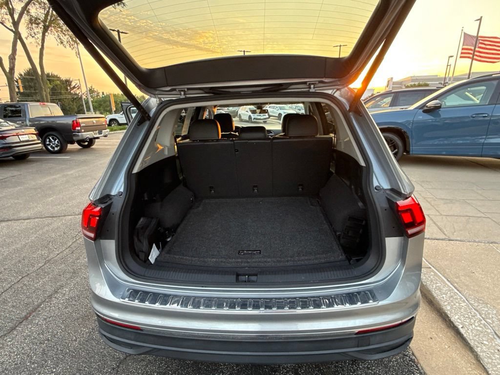 Used 2022 Volkswagen Tiguan SE AWD/4WD image 28
