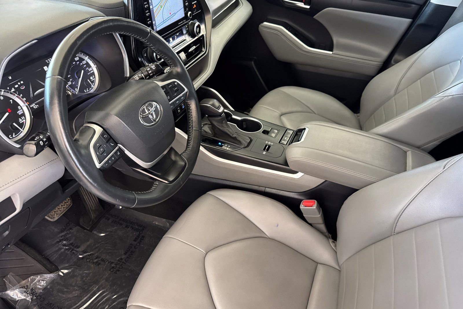Used 2022 Toyota Highlander XLE FWD image 10