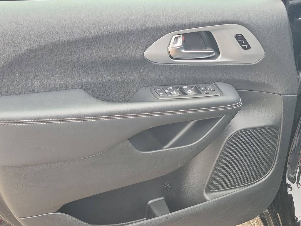 Used 2025 Chrysler Pacifica Limited FWD image 11