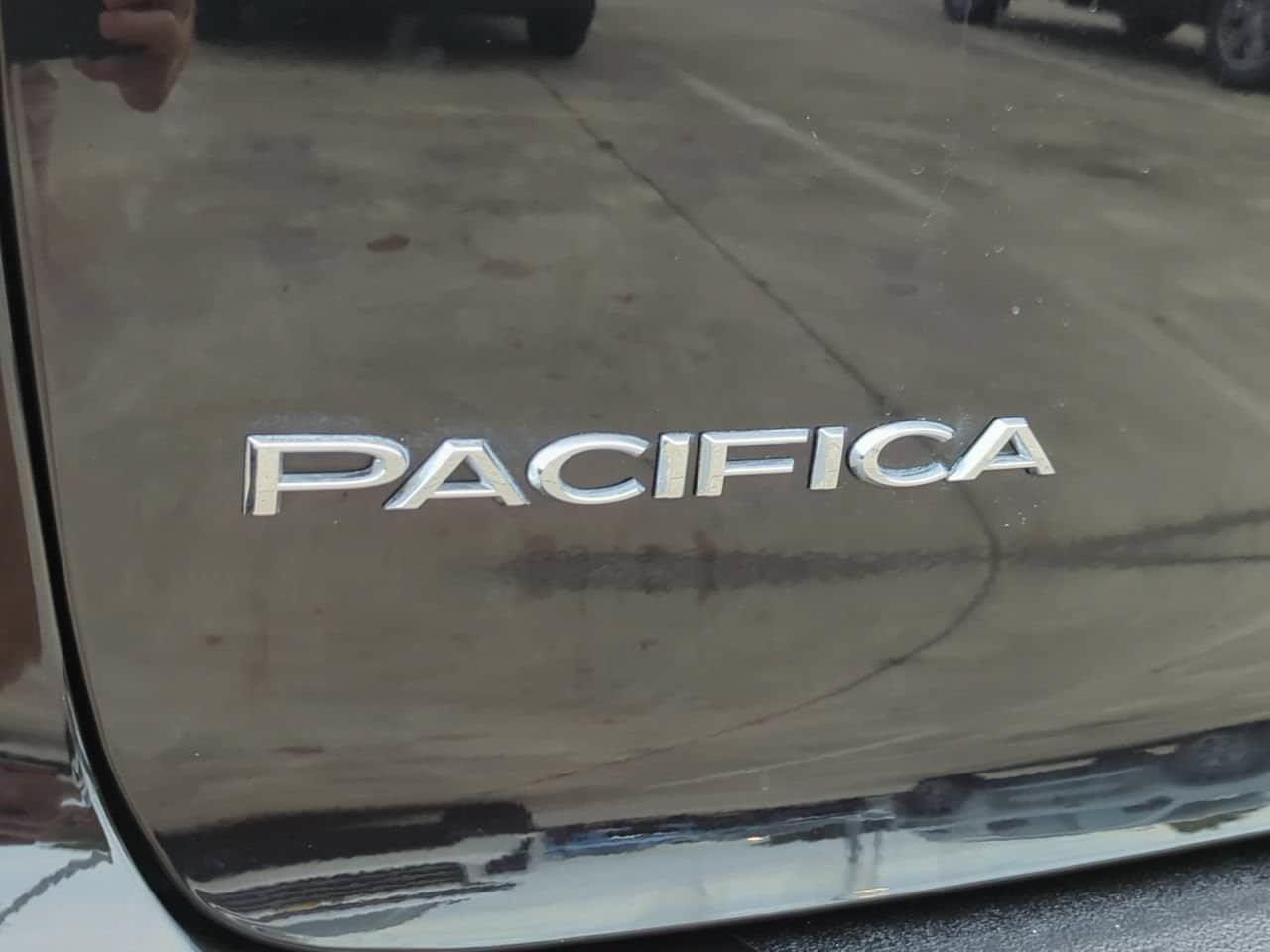 Used 2026 Chrysler Pacifica Limited FWD image 5