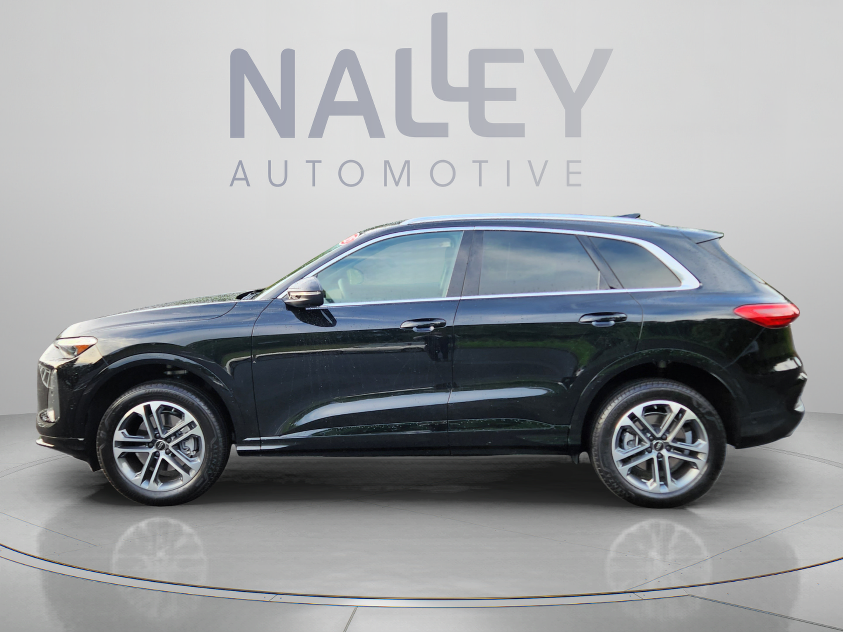 Used 2025 Audi Q5 Premium w/ Convenience Package AWD/4WD image 2
