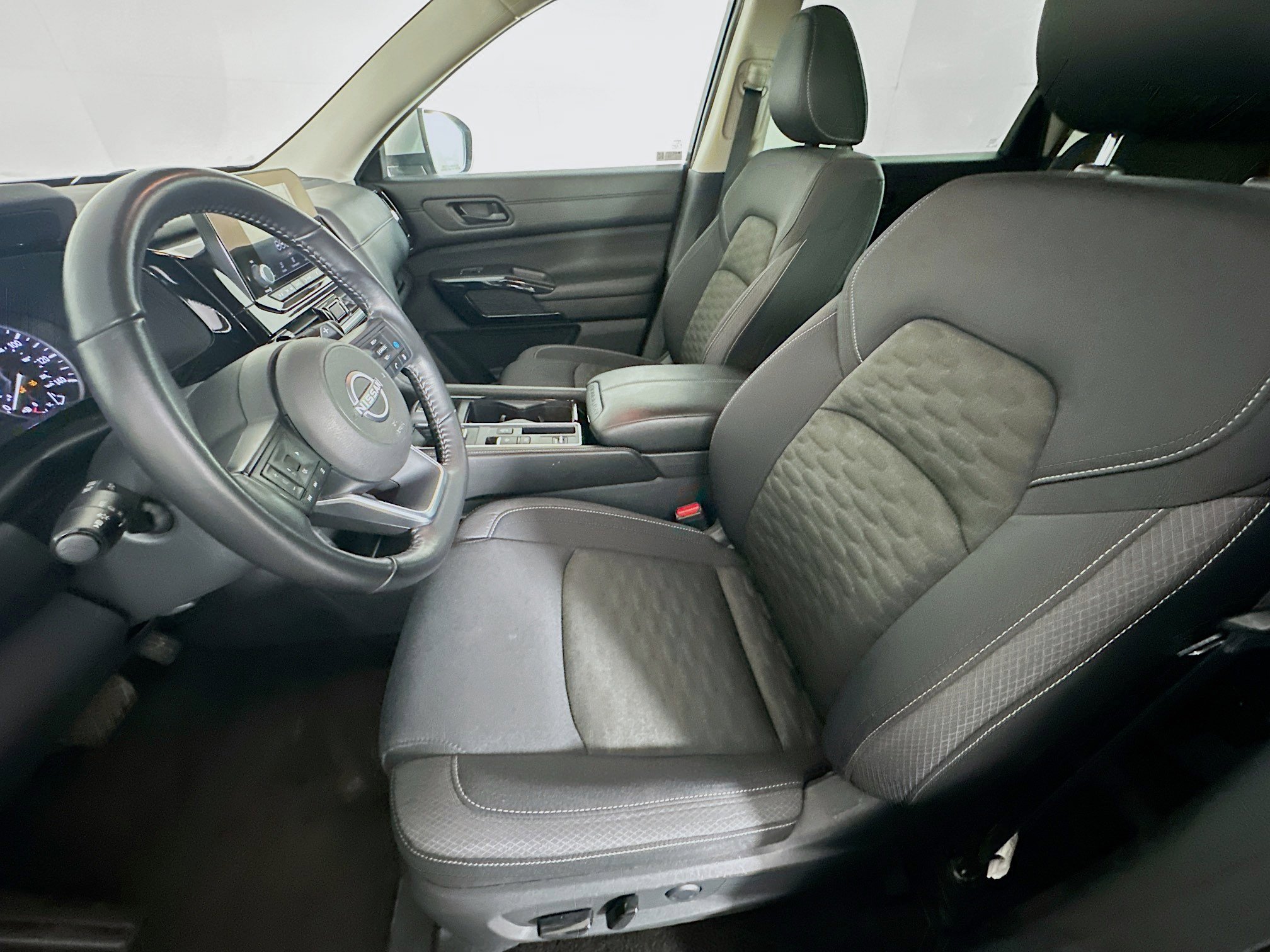 Used 2025 Nissan Pathfinder SV image 13