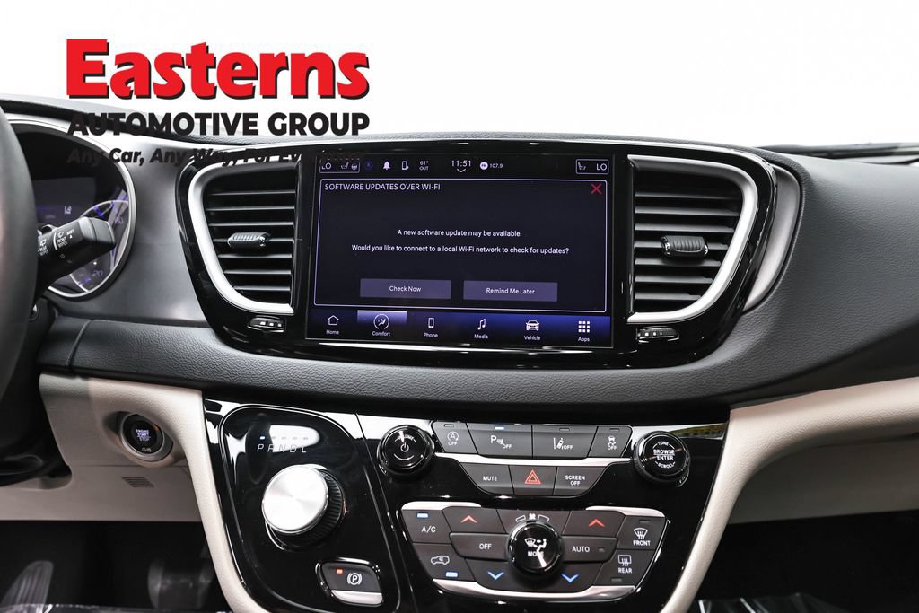 Used 2023 Chrysler Pacifica Touring-L FWD image 12