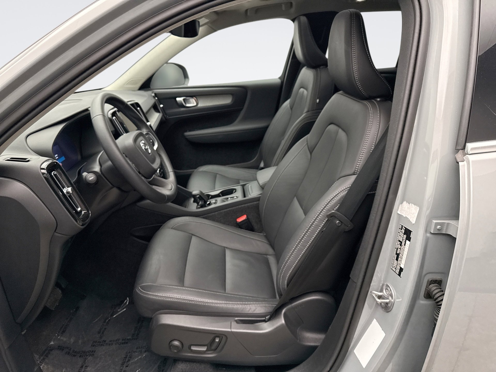 Used 2025 Volvo XC40 B5 Core image 11