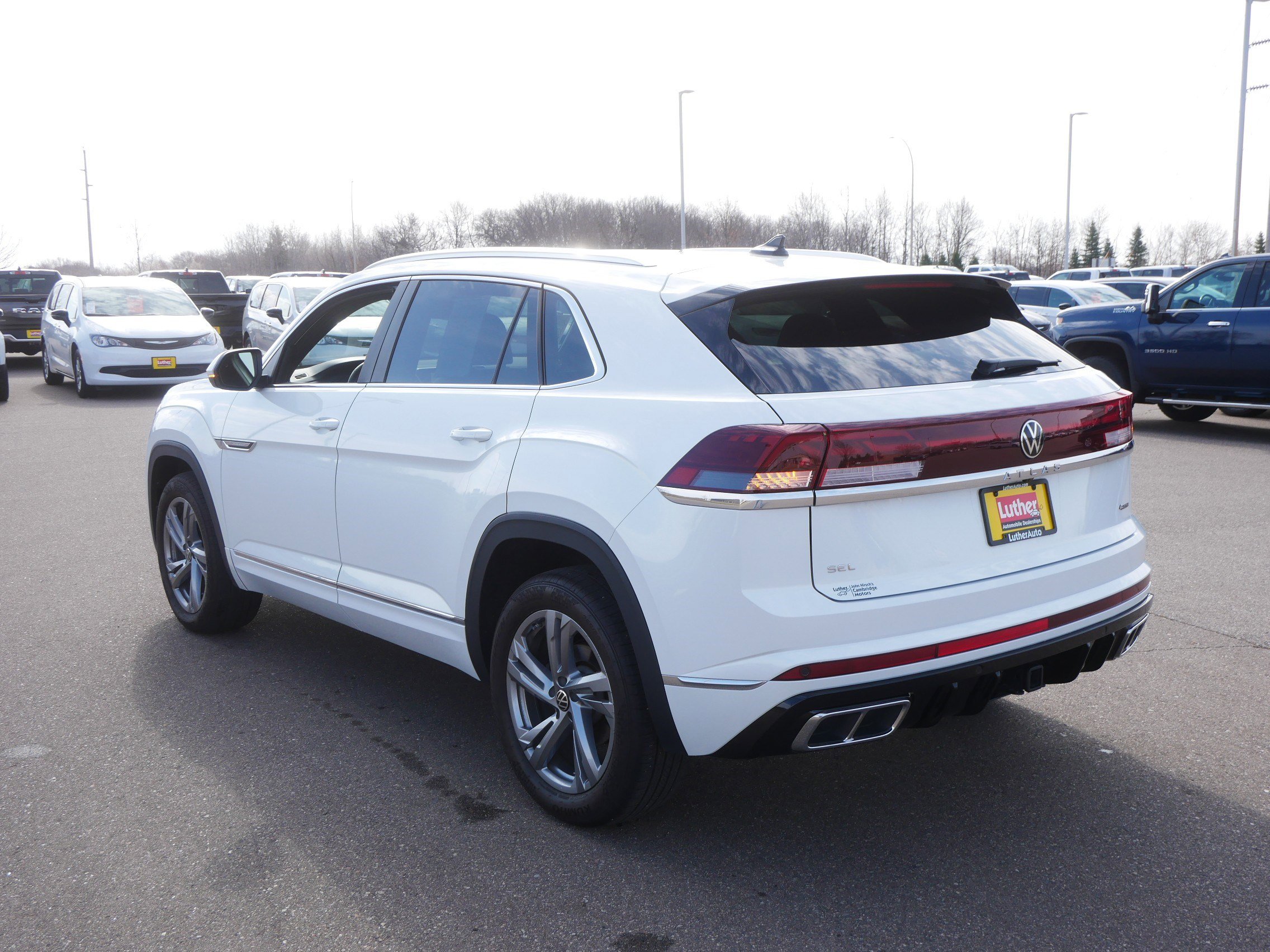 Used 2024 Volkswagen Atlas Cross Sport SEL R-Line image 5