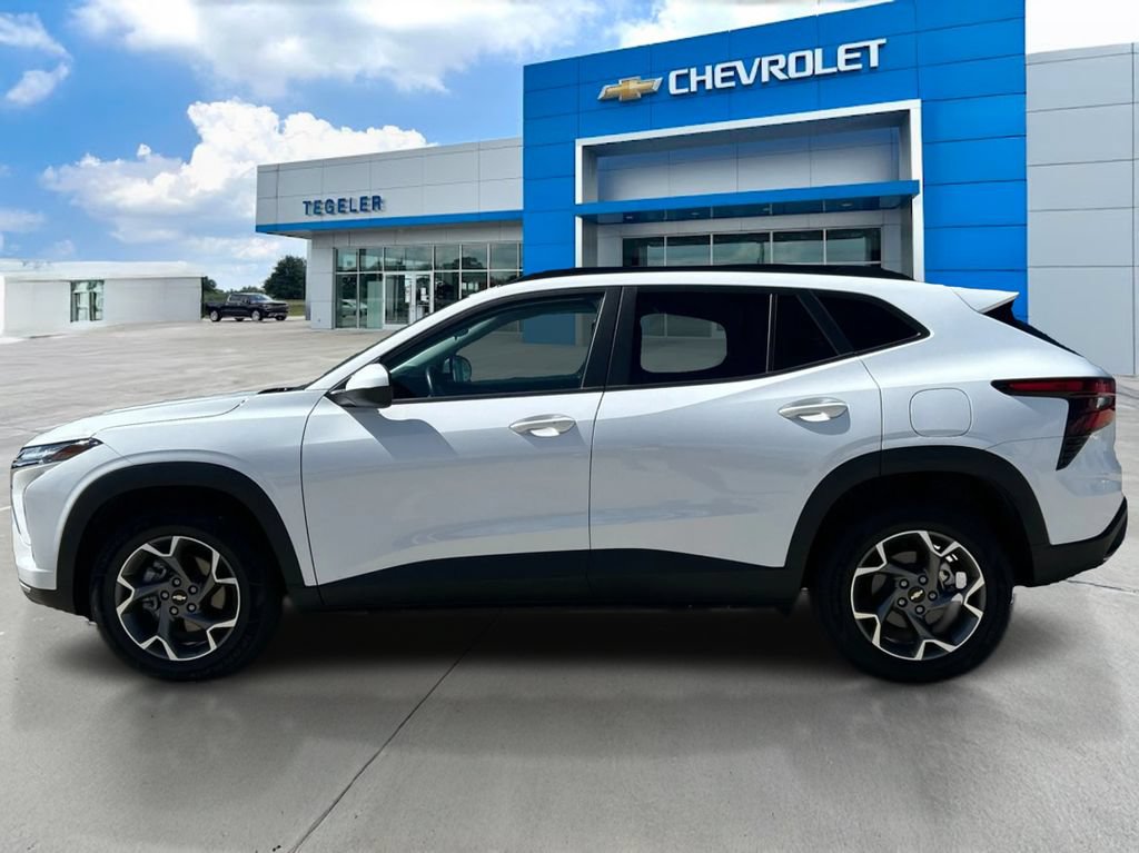 Used 2025 Chevrolet Trax LT w/ LT Convenience Package FWD image 8
