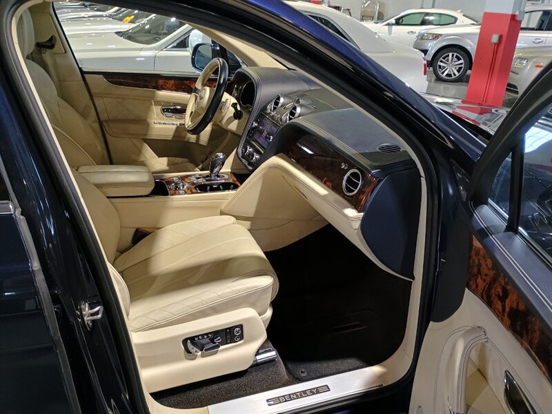 Used 2017 Bentley Bentayga AWD/4WD image 33
