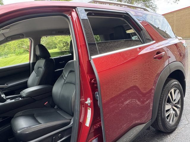 Used 2024 Nissan Pathfinder SL AWD/4WD image 36