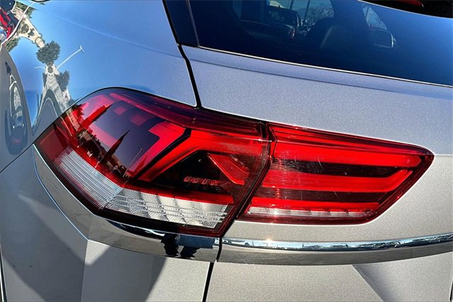 Used 2022 Volkswagen Atlas Cross Sport SEL R-Line image 23