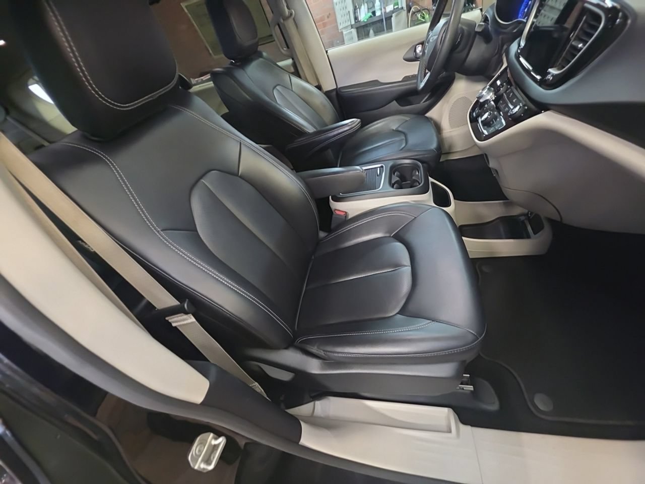 Used 2024 Chrysler Pacifica Touring-L FWD image 18