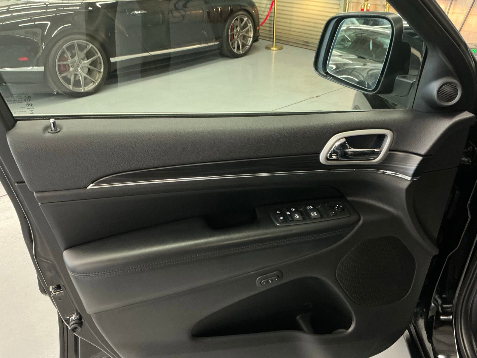 Used 2019 Jeep Grand Cherokee Limited image 17